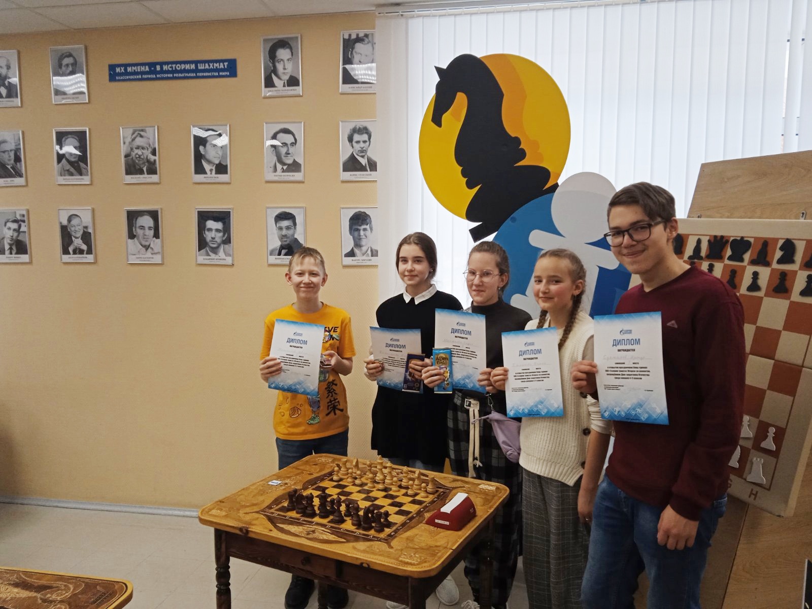 Поздравляем юных шахматистов.
